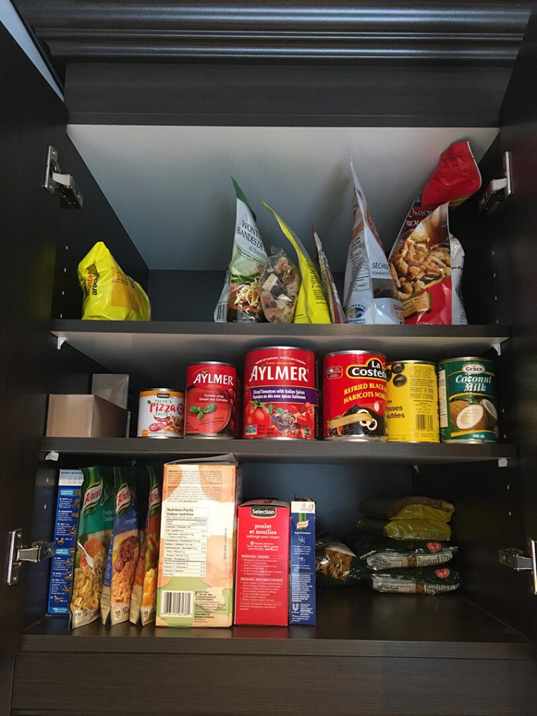 Garde-manger, vue sur des étagères