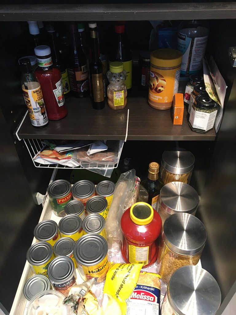 garde-manger, vue sur des boîtes de conserves