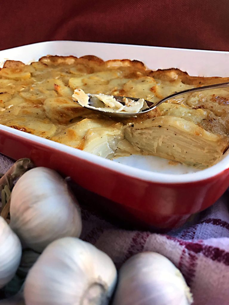 Gros plan du gratin dauphinois au thym