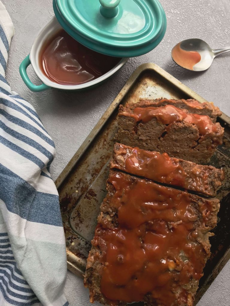 pain de viande avec plat de sauce