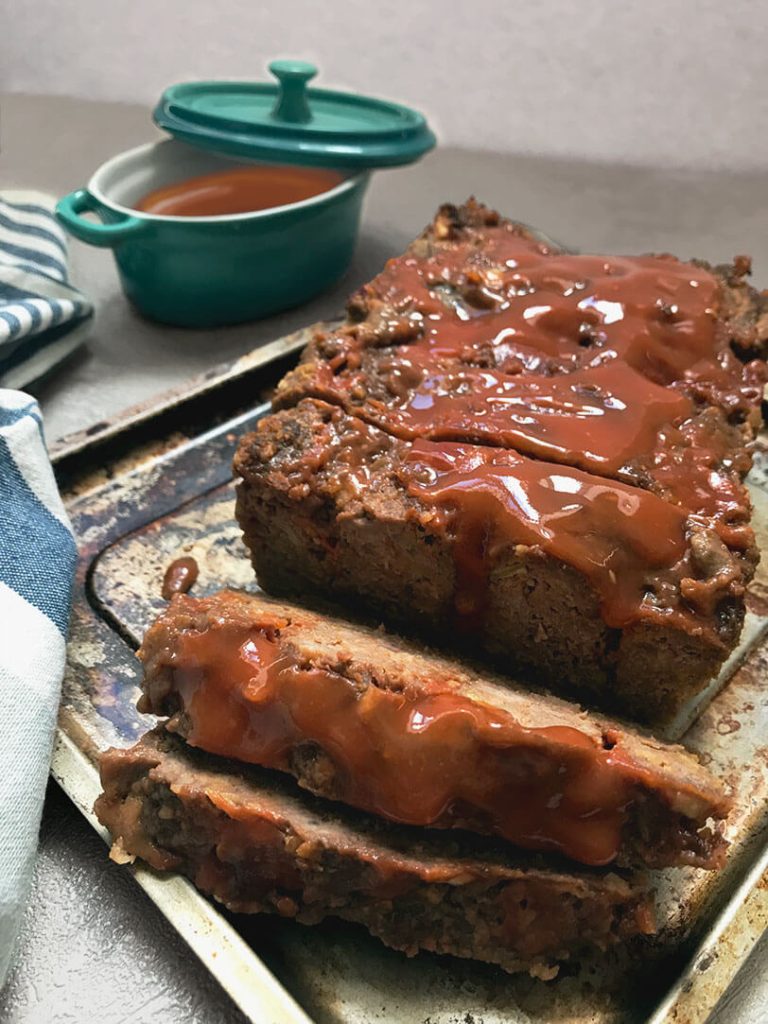 pain de viande avec plat de sauce