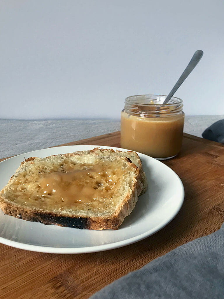 Tranche de pain avec caramel maison salé