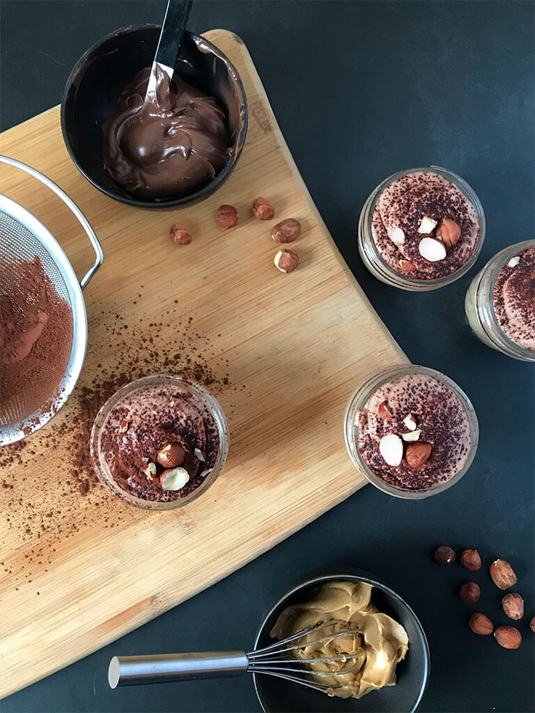table avec mousses au chocolat, cacao et Nutella